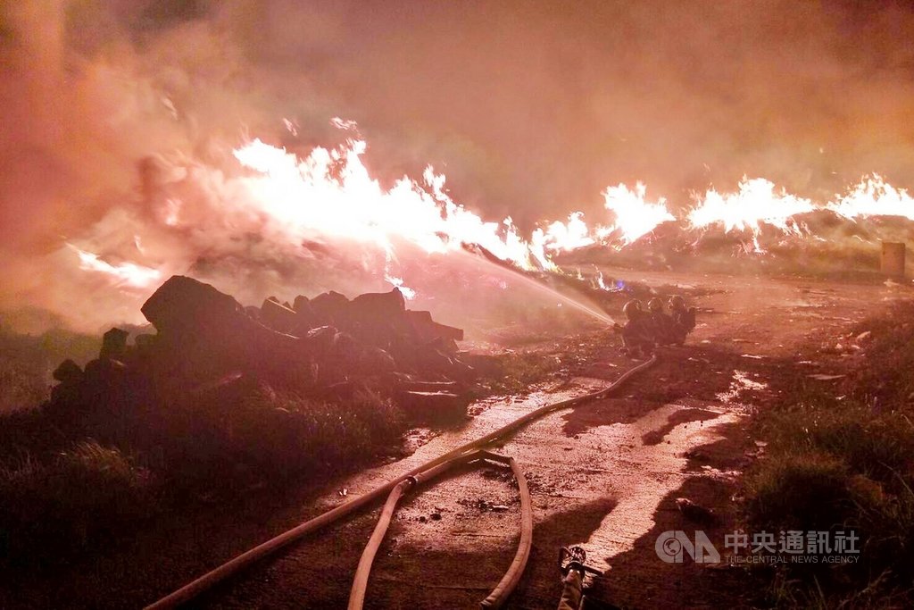 桃園市政府消防局今天表示,桃園區虎頭山會稽垃圾掩埋場20日晚間突然發生火災,消防局獲報立即派員搶救,初步調查無人員受傷,燃燒面積約1500平方公尺,詳細原因及損失仍待調查。(桃園市政府消防局提供)中央社記者吳睿騏桃園傳真 109年1月21日