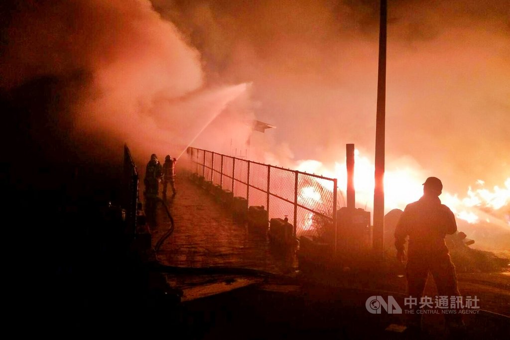 垃圾掩埋場周邊為桃園區會稽、大有及三元里等,由於大火截至21日凌晨尚未完全熄滅,因此消防局除提醒附近居民緊閉門窗,也呼籲民眾暫時繞道行駛。(桃園市政府消防局提供)中央社記者吳睿騏桃園傳真 109年1月21日