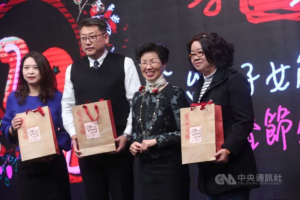海基會董事長張小月(右2)21日在台北國賓大飯店出席「大陸台商子女學校教職員春節感恩餐會」,並致贈紀念品。中央社記者吳家昇攝 109年1月21日