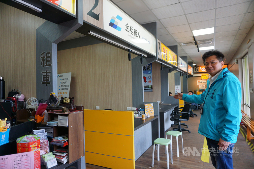 金門縣港務處長何佩舉(前)21日表示,水頭碼頭大小金廊道商業服務區除原有餐飲業、連鎖藥妝外,租車業、旅行社等多家協力廠商也首次進駐,提供民眾便利多樣性消費選擇。中央社記者黃慧敏攝 109年1月21日