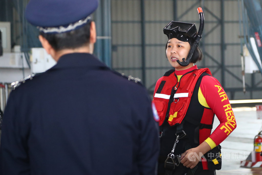 總統蔡英文21日到嘉義空軍基地視導及慰勉國軍弟兄,國軍首名女性救護士羅秀紋(右)穿著水上救援的浮潛衣亮相,向蔡總統介紹救護裝備。中央社記者王騰毅攝 109年1月21日