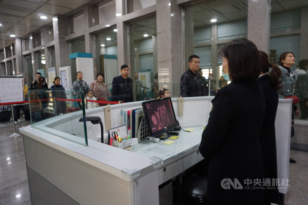 中國武漢肺炎疫情升溫,由於金門小三通往來人數龐大,金門防疫提高警覺,旅客進入檢疫站時必須接受紅外線體溫檢測,衛生局也已完成相關防疫整備作為。中央社記者黃慧敏攝 109年1月21日