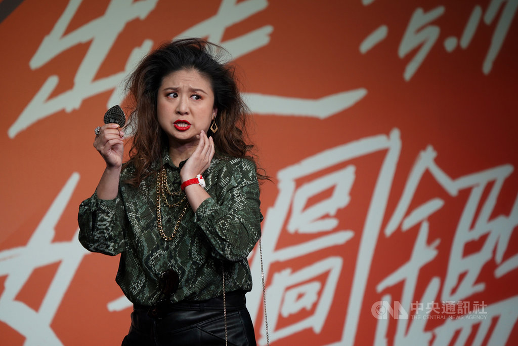 2020台灣戲曲藝術節「出走.女子圖鑑」將於3月27日起登場,國立傳統藝術中心21日在台灣戲曲中心舉行聯合記者會,台灣京劇名伶黃宇琳演出「崔氏」精彩片段。中央社記者徐肇昌攝 109年1月21日