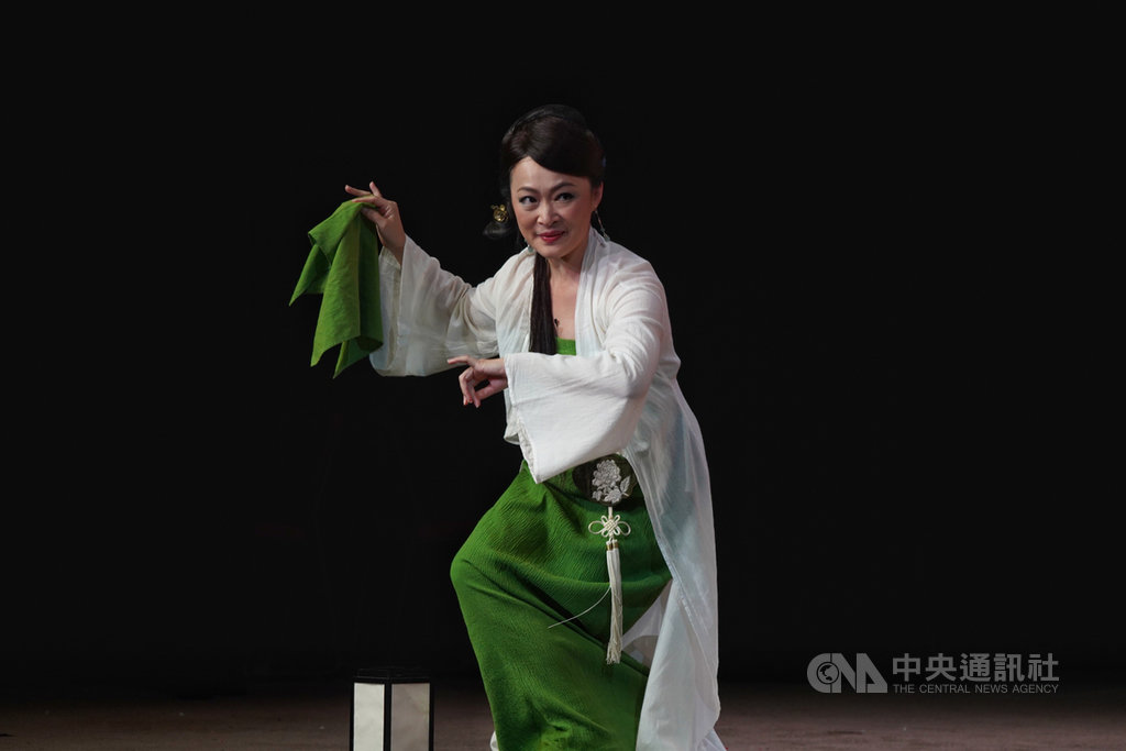 2020台灣戲曲藝術節「出走.女子圖鑑」將於3月27日起登場,國立傳統藝術中心21日在台灣戲曲中心舉行聯合記者會,江之翠劇場演出「朱文走鬼」精彩片段。中央社記者徐肇昌攝 109年1月21日