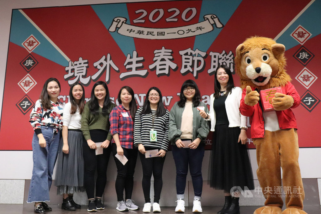 教育部21日發布新聞稿指出,近年僑外生人數快速成長,除了提供獎助學金外,也持續優化輔導機制。每年都補助大學舉辦春節聯歡、祭祖活動,讓僑生感受台灣的過年風情。(教育部提供)中央社記者陳至中台北傳真 109年1月21日