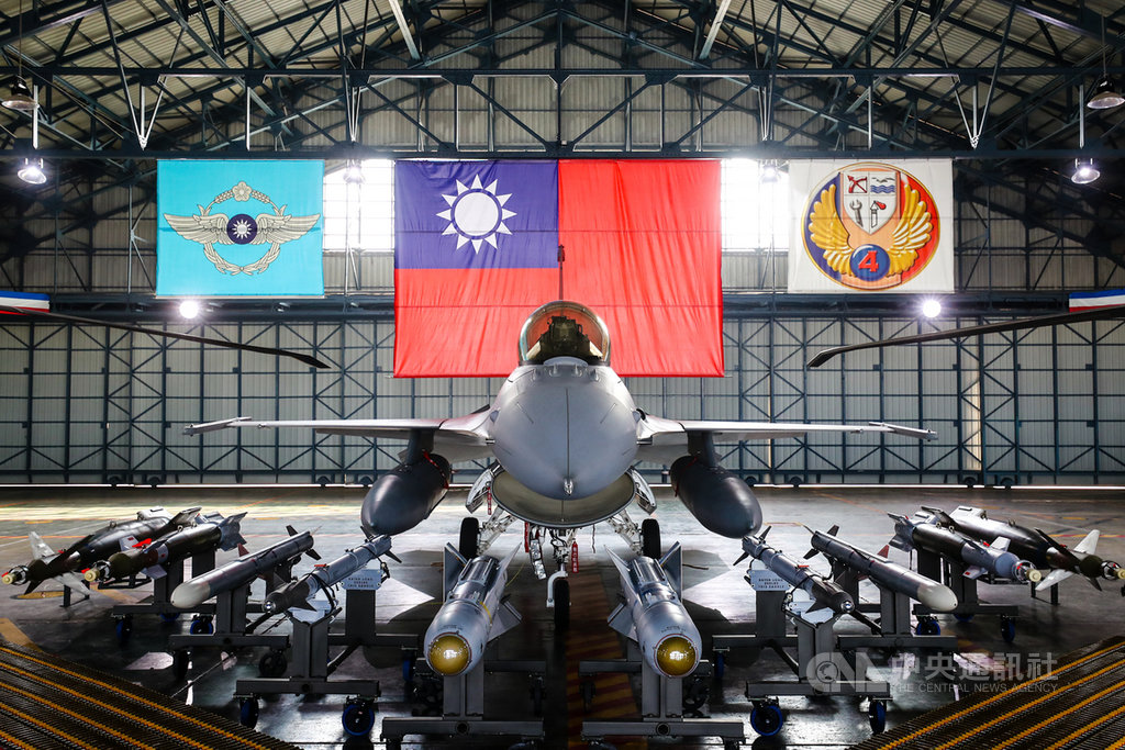 農曆春節將屆,總統蔡英文21日前往空軍嘉義第4聯隊基地視導及慰勉國軍弟兄,也實地了解F-16V戰機與各式飛彈等裝備。中央社記者王騰毅攝 109年1月21日