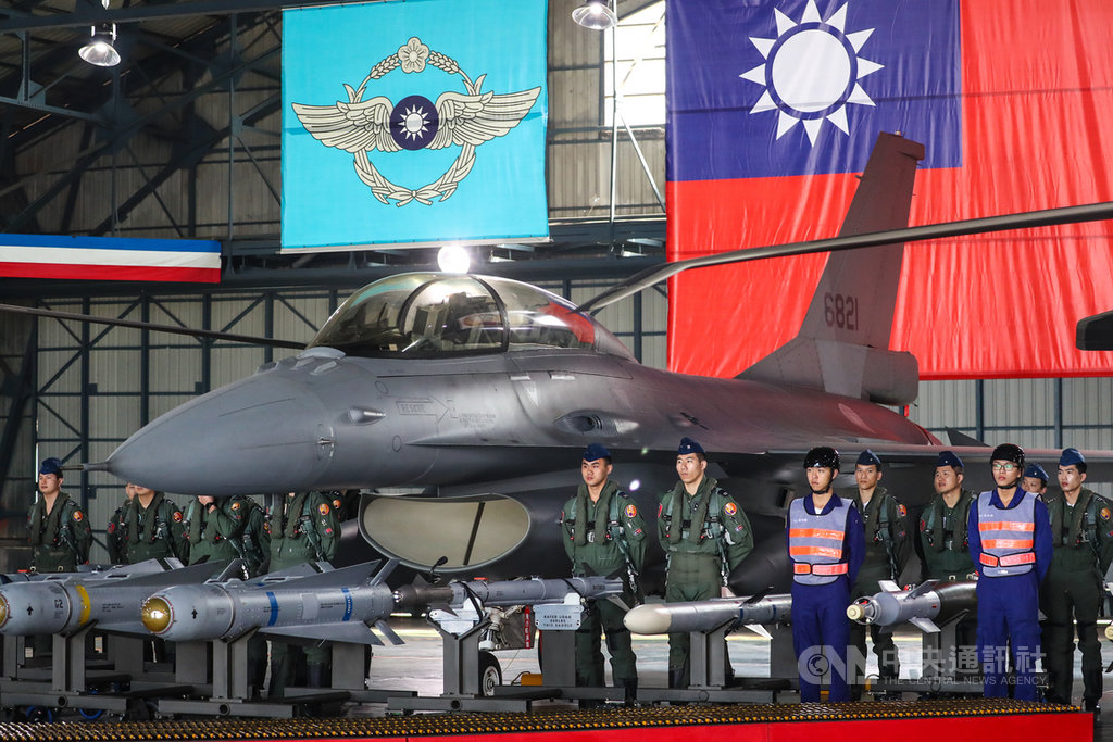 農曆春節即將到來,總統蔡英文21日上午前往空軍嘉義基地視導並慰勉空軍第4戰術戰鬥機聯隊,現場並展示性能升級的F-16V戰機,國軍也正加速進行F-16V的接裝換訓作業。中央社記者王騰毅攝 109年1月21日