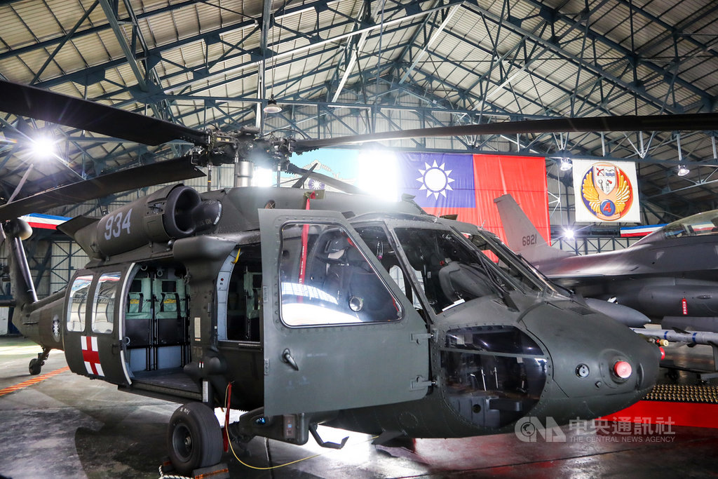 總統蔡英文21日到嘉義空軍基地進行春節視導,空軍第4戰術戰鬥機聯隊展示空軍救護隊UH-60M黑鷹直升機。中央社記者王騰毅攝 109年1月21日