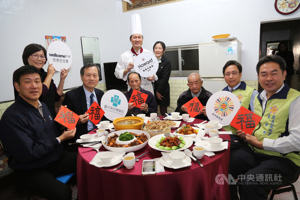農曆春節將屆,台中榮民總醫院、台中市榮服處及台中飯店業者合作,已連續7年推出個人份量的精緻年菜套餐分送弱勢榮民,今年中榮院長許惠恒(左3)特別到成功嶺附近的單身、獨居榮民家中,和大家一起用餐。(台中榮總提供)中央社記者郝雪卿傳真 109年1月21日