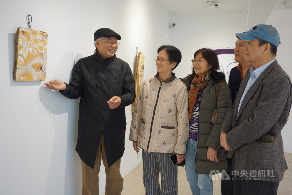 金門旅台畫家楊樹森(左)即日起在台北舉辦個展「漂」,共展出23幅作品,其中多數以常見的西洋人名如「葛瑞絲」、「茱蒂」作為作品名稱。圖為楊樹森109年1月17日親自到展場,為友人介紹畫作。中央社記者黃慧敏攝 109年1月21日