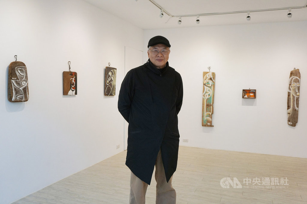 擅長以漂流木作畫的金門旅台畫家楊樹森,目前正在台北舉辦個展「漂」,共展出23件漂木、畫布、版畫等創作,歡迎民眾前往參觀。中央社記者黃慧敏攝 109年1月21日