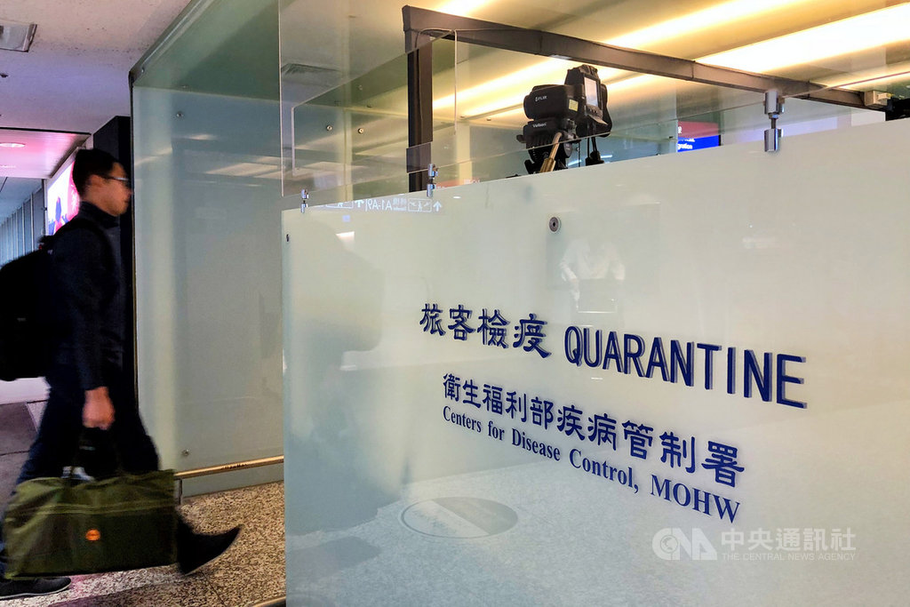 武漢肺炎持續升溫,衛福部疾管署21日表示,中國武漢直飛桃園國際機場班機將派員登機檢疫,若出現發燒、呼吸道症狀及武漢旅遊史,將後送醫院隔離治療。中央社記者吳睿騏桃園機場攝 109年1月21日
