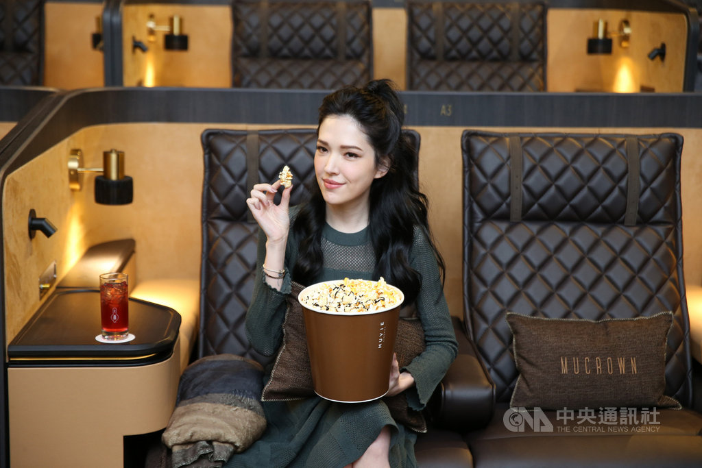 MUVIE CINEMAS是威秀影城新推出的頂級品牌,21日正式開幕,邀請女星許瑋甯擔任嘉賓,體驗影城的頂級影廳MUCROWN,許瑋甯對這個影廳的隱密性和美食、調酒讚不絕口。(威秀影城提供)中央社記者洪健倫傳真 109年1月21日