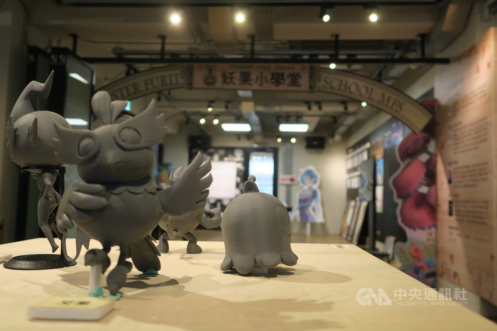 台灣漫畫基地首檔新年特展「肯特動畫20th動畫x漫畫–台灣動漫新創力」21日開幕,其中設置「妖果小學堂」專區,更具體呈現漫畫跨域及在地文化的可能性,期待透過這次特展,催生更多元的漫畫跨業開發想像。中央社記者陳政偉攝 109年1月21日