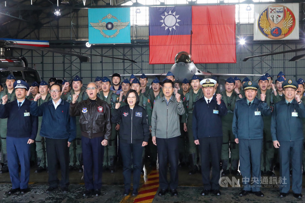 總統蔡英文(前左4)21日上午前往空軍嘉義基地,在國防部長嚴德發(前右4)、國安會秘書長李大維(前左3)、新任參謀總長黃曙光(前右3)等人陪同下,慰勉空軍第四戰術戰鬥機聯隊並合影。中央社記者王騰毅攝 109年1月21日