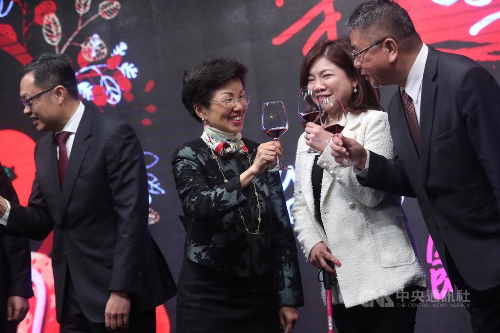海基會董事長張小月(左2)21日在台北國賓大飯店出席「大陸台商子女學校教職員春節感恩餐會」,向在場與會人士舉杯敬酒。中央社記者吳家昇攝 109年1月21日