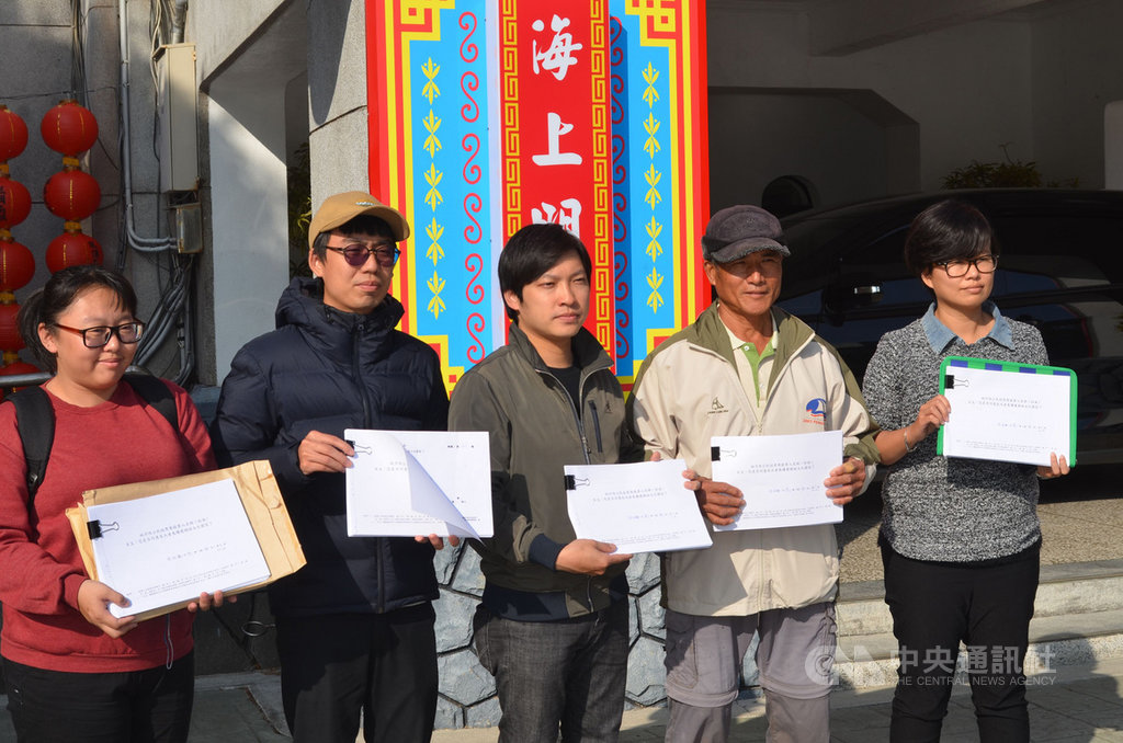 澎湖縣政府決定在白沙鄉大倉島續建媽祖文化園區,海洋公民基金會21日前往縣府送交700多份反大倉媽祖公投連署發起書,期望透過公投解決這個極具爭議性的興建案。中央社 109年1月21日