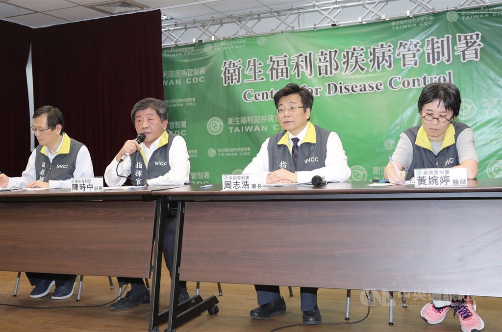 中央流行疫情指揮中心21日晚間召開記者會,衛福部長陳時中(左2)證實,一名台灣女性自中國大陸返台後檢驗出2019新型冠狀病毒,成台灣首例確診個案,目前已在隔離治療中。中央社記者張皓安攝 109年1月21日