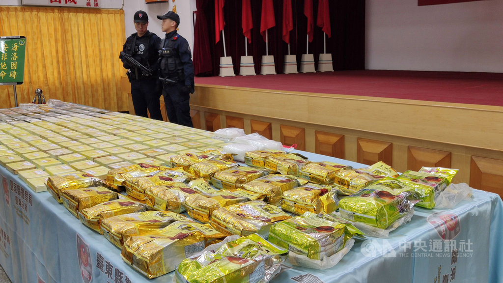 中央地方檢警齊心溯源,逮捕台灣南部最大毒梟,成功瓦解跨國漁船走私毒品集團,21日舉行記者會說明破案過程,並展示所查扣的毒品等贓證物。中央社記者盧太城攝 109年1月21日