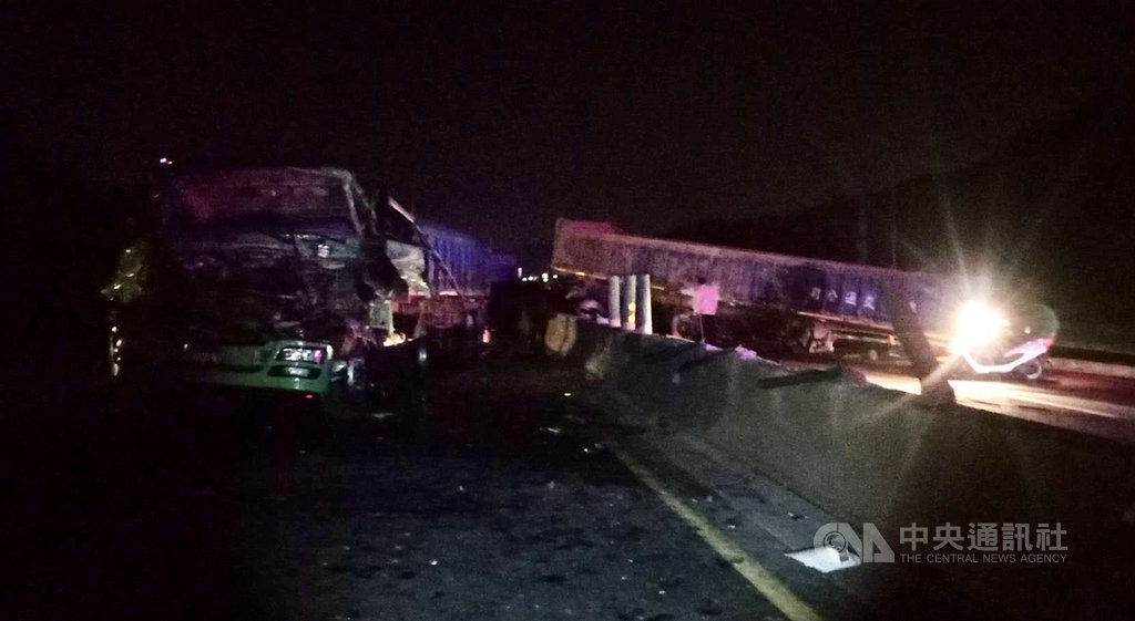 30歲郭姓男子21日凌晨駕駛貨運曳引車行駛台61線北上車道,行經19.4公里處林口路段自撞分隔島後滑行對向車道,與46歲彭姓男子駕駛的貨運曳引車發生碰撞,彭男一度受困車內,送醫搶救傷重不治。(翻攝畫面)中央社記者王鴻國傳真 109年1月21日