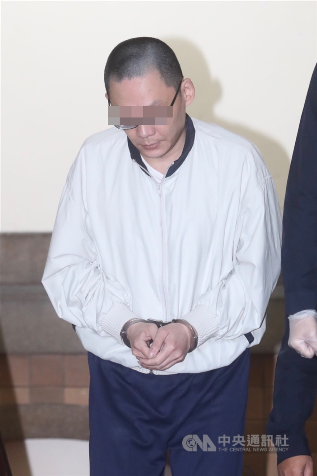 王姓男子涉嫌於105年當街殺害3歲女童小燈泡,一審、二審均判無期徒刑,台灣高等法院更一審21日宣判,仍判王嫌無期徒刑,還可上訴。(中央社檔案照片)