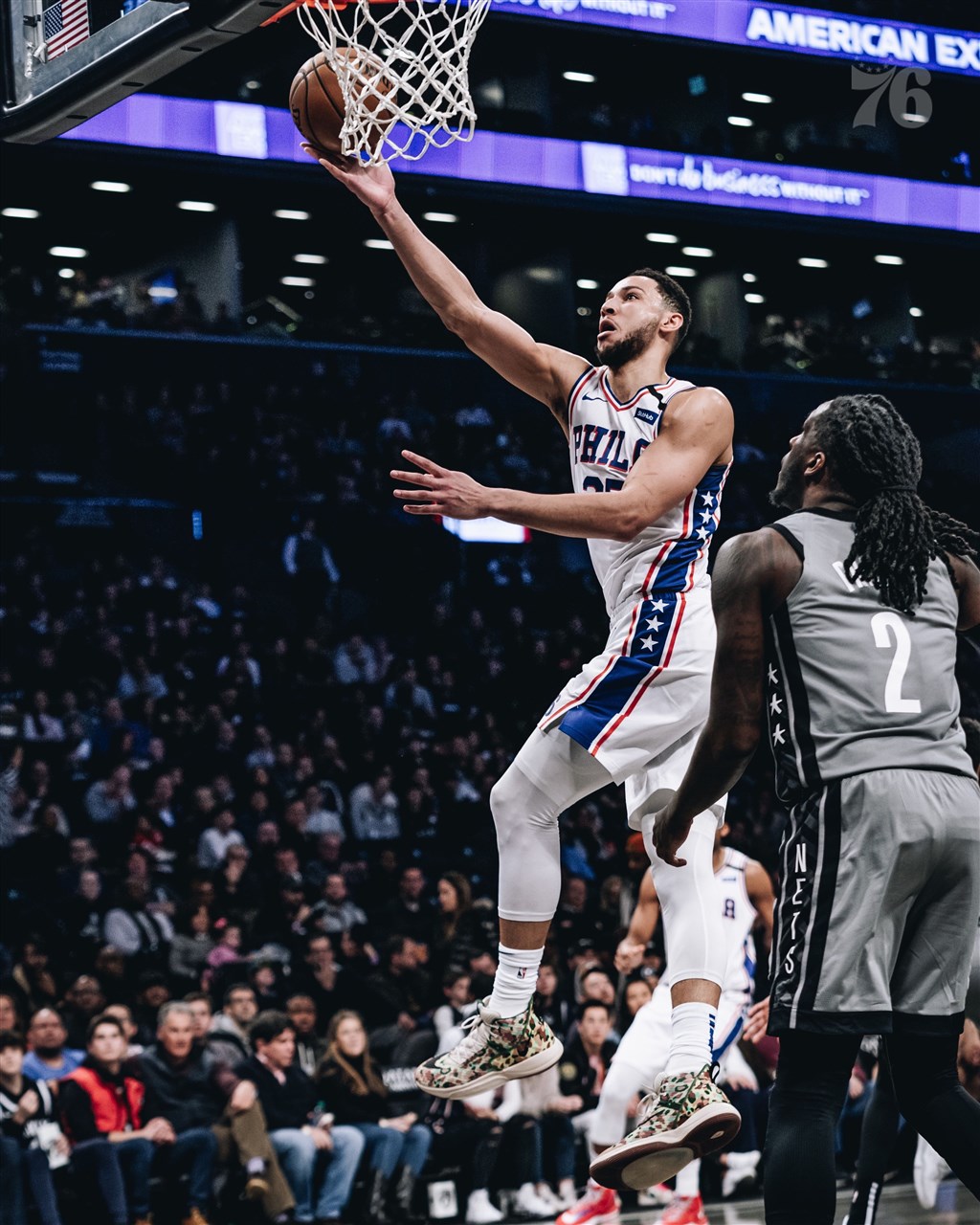 獲選為NBA單週最佳球員的西蒙斯(左)20日拿下34分、12籃板、12助攻的「大三元」,助費城76人擊敗布魯克林籃網。(圖取自twitter.com/sixers)