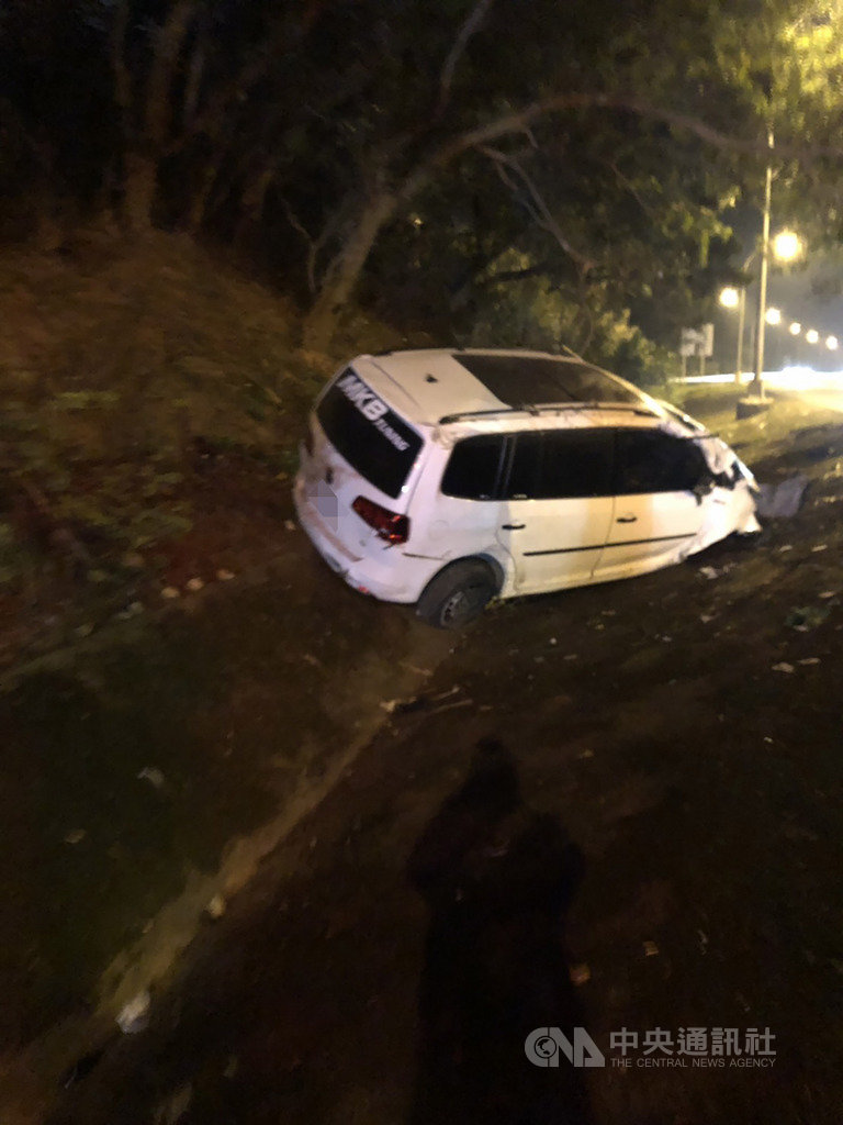 一輛白色轎車21日晚間行經國道3號北上關西路段時,突然失控翻覆,駕駛摔落車道疑遭後車追撞身亡,警方獲報到場調查,以釐清確切事故原因。(翻攝畫面)中央社記者郭宣彣新竹縣傳真 109年1月21日