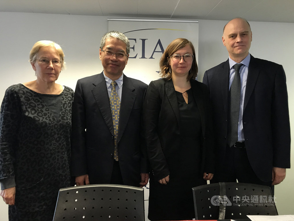 歐盟亞洲事務研究中心(EIAS)21日舉辦台灣大選座談會,英國學者胡克禮(右1)表示結果顯示中共對台政策失敗。其他出席者包括德國學術與政治基金會資深研究員瓦克爾(左1)及遠景基金會執行長賴怡忠(左2)。中央社記者唐佩君布魯塞爾攝 109年1月22日