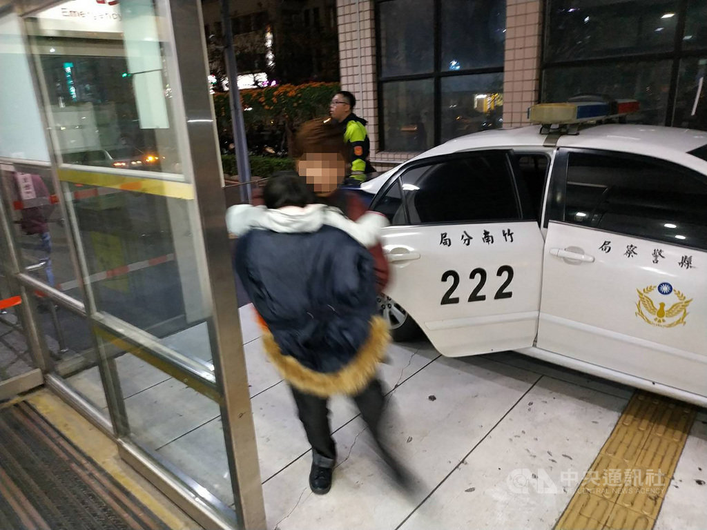 苗栗縣警局竹南分局22日指出,大同派出所員警發現翁姓民眾抱著心臟病發、臉色已發紫的4歲女兒求助,員警連忙以警車開道,協助護送前往醫院救治,讓女童及時獲救。(警方提供)中央社記者管瑞平傳真 109年1月22日