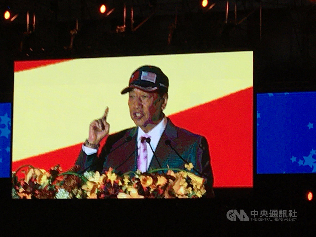 鴻海集團創辦人郭台銘22日上午在年度愛心嘉年華活動致詞表示,未來他會花時間參與慈善和健康醫療工作,規劃籌組創業投資公司,投資高科技產業。中央社記者鍾榮峰攝 109年1月22日
