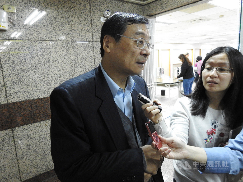 國民黨22日舉辦年終感謝便當餐會,國民黨代理秘書長曾銘宗(左)表示,期勉黨工堅守岡位。中央社記者王承中攝 109年1月22日