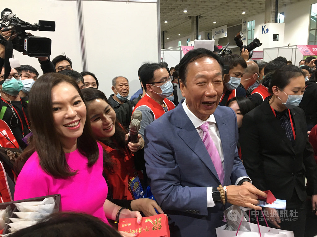 鴻海今天舉行年度愛心嘉年華活動,下午創辦人郭台銘(右)攜夫人曾馨瑩(左)參觀愛心市集,並現場發放紅包給工作人員。中央社記者鍾榮峰攝 109年1月22日