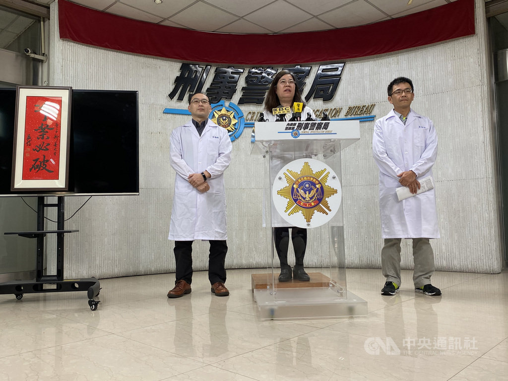 刑事局鑑識中心主任黃女恩(中)22日表示,鑑識科透過犯嫌和證物的DNA鑑驗比對,去年總計破案2565件,其中有8件為冷案,包括重大性侵案3件、強盜案4件以及一件11年的搶奪案。中央社記者黃麗芸攝 109年1月22日