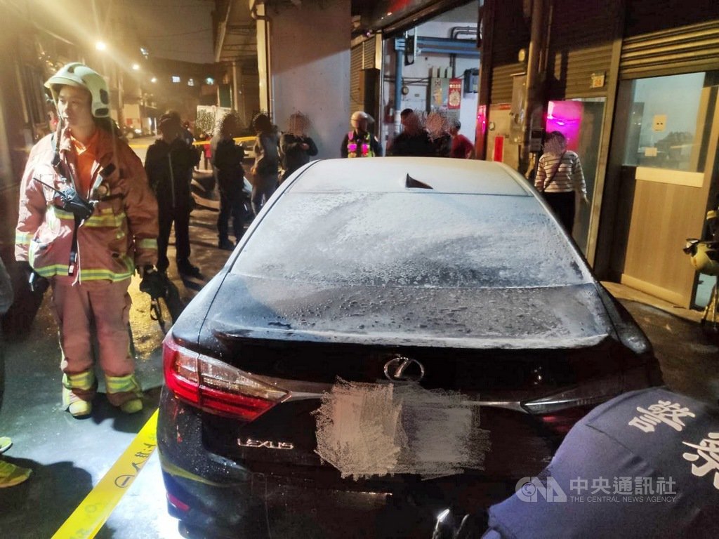 新北市樹林區大安路一處工廠前22日晚間發生汽車火警,蔡姓男子涉嫌潑灑汽油後,騎機車衝撞轎車卻引起火舌燒向自己,消防人員獲報到場將他送醫急救,警方將進一步調查動機。(民眾提供)中央社記者黃旭昇新北傳真 109年1月22日