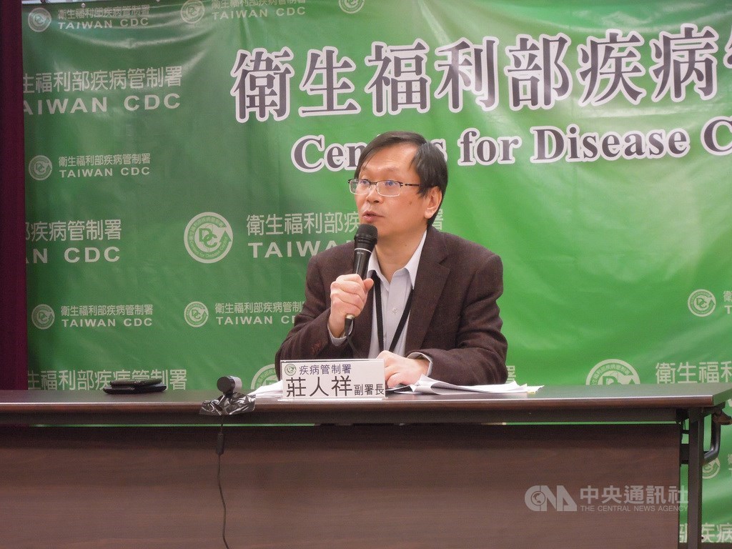 台灣21日出現1例境外移入的武漢肺炎確診個案,疾病管制署副署長莊人祥22日說,病患目前持續於醫院負壓隔離病房治療中,狀況穩定。目前還有12名疑似病例隔離檢驗中。中央社記者吳欣紜攝 109年1月22日