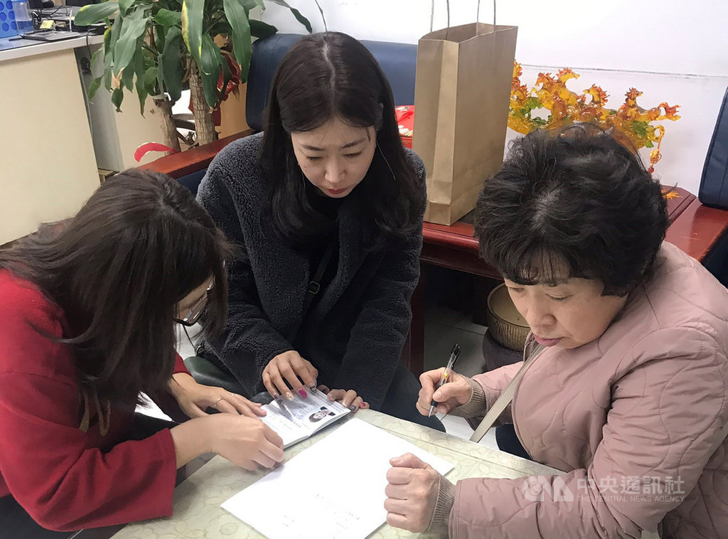 韓國籍金姓女子(右)前往新北市九份遊玩遺失錢包,帶著一絲遺憾回國,時隔多日,民眾拾獲錢包交給警方;瑞芳警分局偵查隊員蔡依其(左)鍥而不捨輾轉聯繫上金女,金女21日來台取回露出開心笑容。(瑞芳警分局提供)中央社記者王朝鈺傳真 109年1月22日