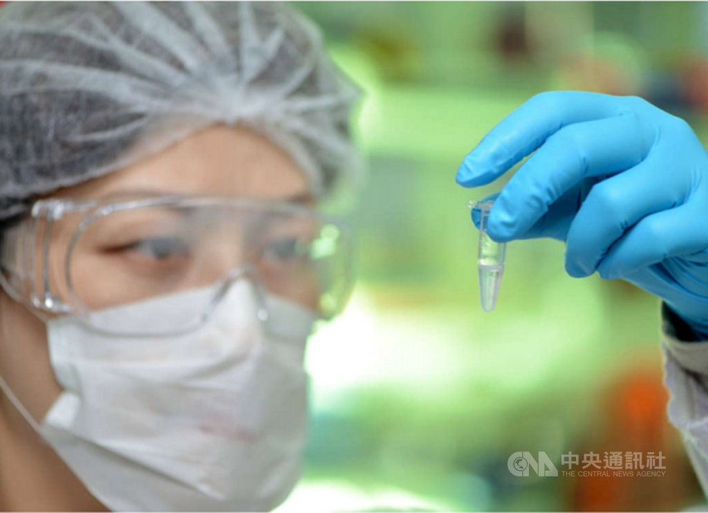 警政署刑事警察局22日舉行破案記者會,公布鑑識科透過犯嫌和證物的DNA鑑驗比對,去年總計破案2565件,有8件為冷案。其中17年前台中市通訊行遭搶未破,去年李男販毒遭逮,經採樣DNA比對後落網。(刑事局提供)中央社記者黃麗芸傳真 109年1月22日