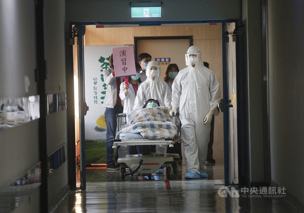 武漢肺炎疫情擴散,台灣出現首例確診病例。高雄醫學大學附設中和紀念醫院22日啟動應變疫情演練,規劃後送負壓病房動線。中央社記者董俊志攝 109年1月22日