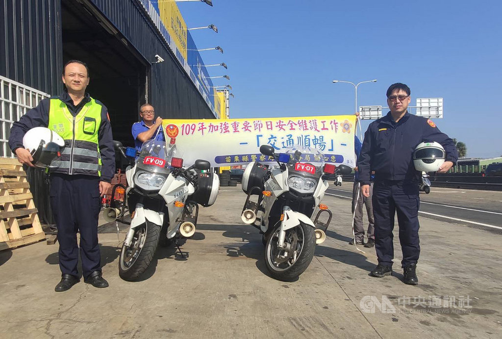 台61線快速公路全線通車,為因應春節假期車潮湧入,苗栗縣警局交通隊與竹南警分局聯合成立交通疏導應變小隊,並以警用大型重機增加機動性,處理交通壅塞等問題。(翻攝畫面)中央社記者管瑞平傳真 109年1月22日