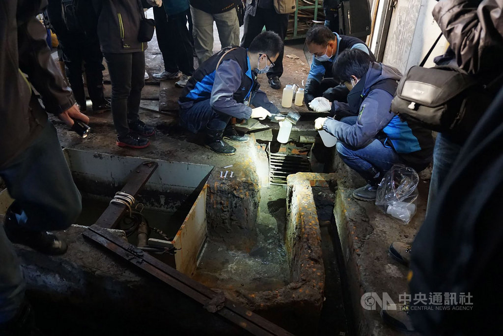 台中市沅泰工業有限公司涉將電鍍製程廢水設暗管排放,專案人員前往搜索,當場查獲業者透過暗管直接將廢水排出,檢方22日依違反水污染防治法等罪嫌,起訴公司和負責人等多人。(檢方提供)中央社記者蘇木春傳真 109年1月22日