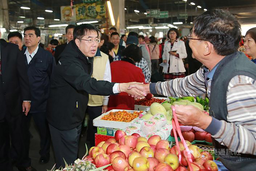 台南市長黃偉哲(前左)22日視察台南市綜合農產品批發市場,確認供貨充足,價格穩定。(台南市政府提供)中央社記者張榮祥台南傳真 109年1月22日