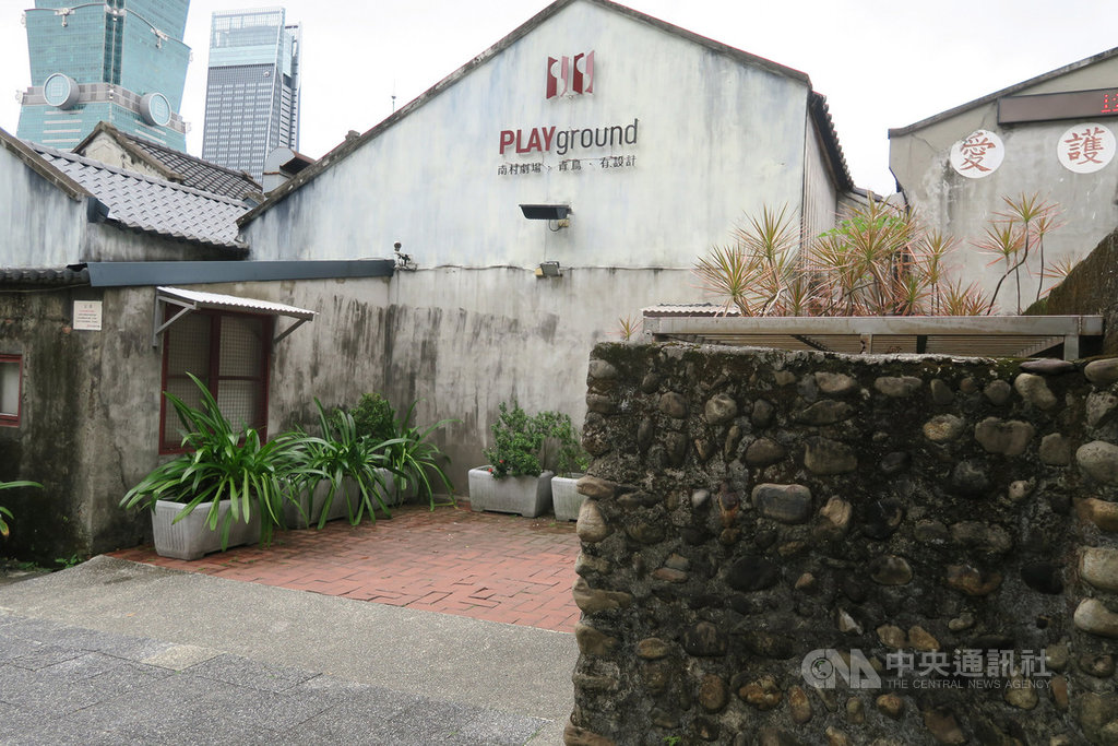 「PLAYground 南村劇場‧青鳥‧有.設計」由大清華傳媒領軍,聯合「青鳥書店」、「uDesign有.設計」跨界合作成立的新文化品牌,選在四四南村落腳。中央社記者陳政偉攝 109年1月22日