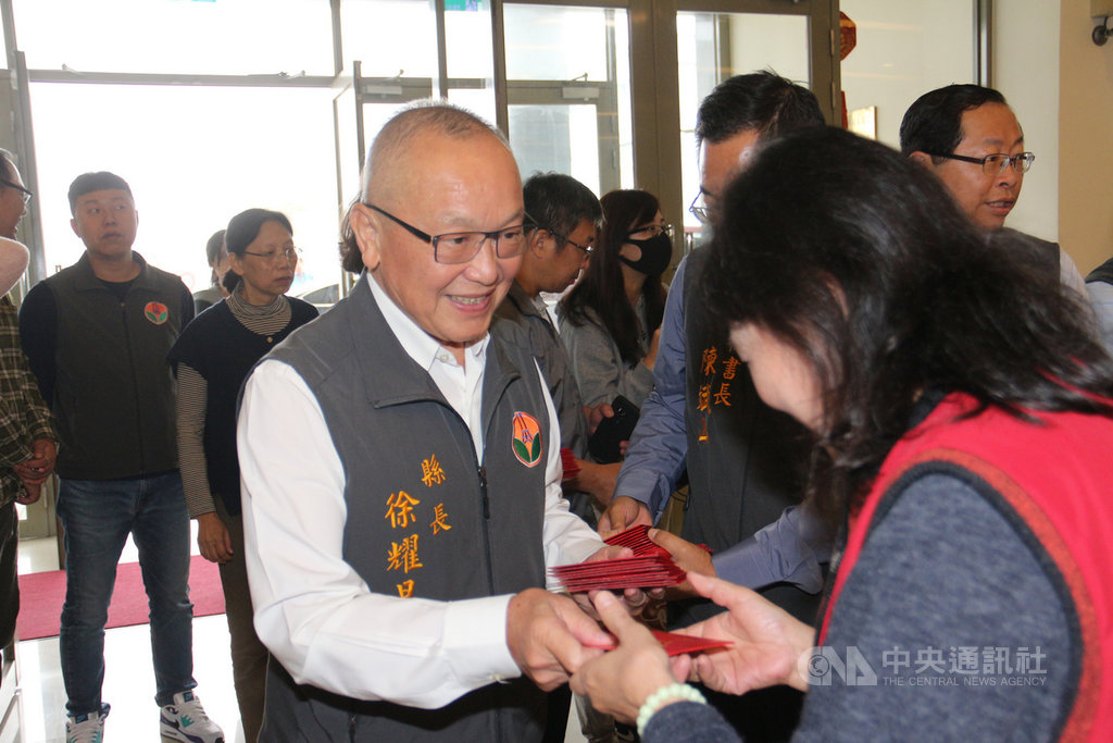 因應武漢肺炎疫情,苗栗縣長徐耀昌(前左)22日指出,目前配合中央完成地方疫情指揮中心3級開設,防疫工作不因春節假期而有懈怠,他並發放新春福袋,慰勉衛生局人員輪班留守辛勞。中央社記者管瑞平攝 109年1月22日