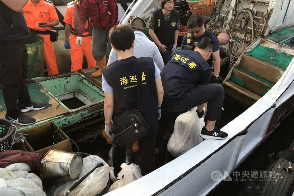 屏東地檢署在108年9月破獲振吉財號漁船涉嫌運輸毒品原料,專案小組人員登船搜索,在船艙內查獲大量以飼料袋包裝的毒品原料。22日宣布起訴已遭羈押的陳姓船長,負責搬運的5名外籍漁工獲不起訴。(屏東地檢署提供)中央社記者楊思瑞傳真 109年1月22日