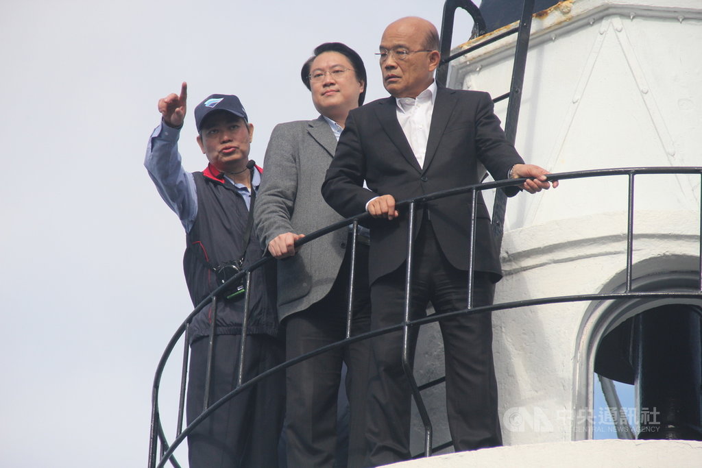 行政院長蘇貞昌(右)22日前往基隆燈塔慰勉值勤人員,並與基隆市長林右昌(中)一同登上燈塔。中央社記者王朝鈺攝 109年1月22日