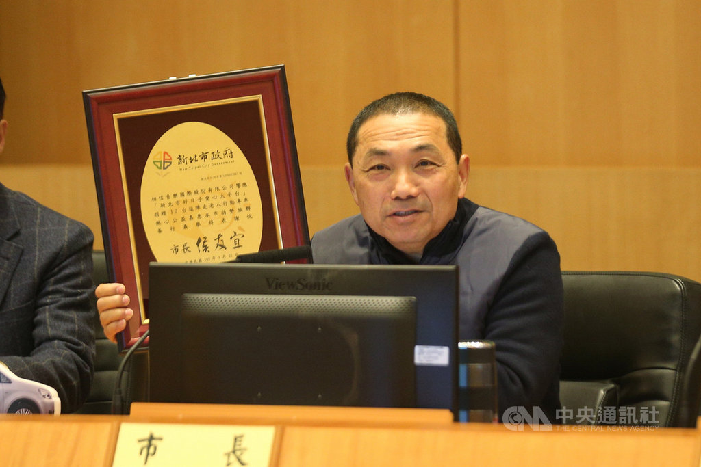 樂團五月天低調捐出演唱會所得,委託相信音樂代表樂捐10輛福斯七人座車款,提供新北市偏鄉區老人共餐接送與長輩就醫專車,市長侯友宜(圖)22日在市政會議上特別表達感謝。(市府提供)中央社記者黃旭昇新北傳真 109年1月22日