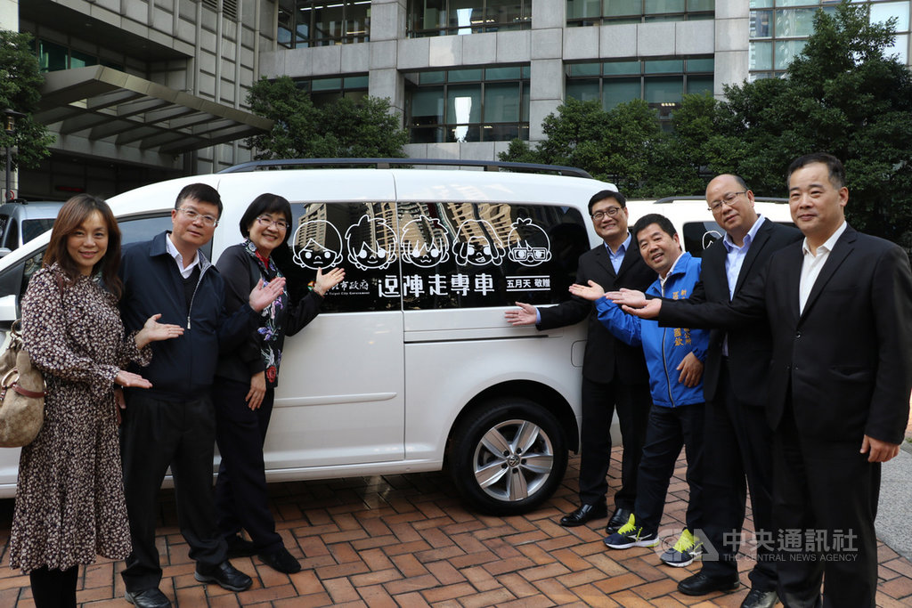 為讓新北市偏區長者能有便利交通的環境,市府推動「鬥陣走專車」由公所運用,樂團五月天低調捐出演唱會所得,委託相信音樂代表樂捐10輛專車,22日交車。(社會局提供)中央社記者黃旭昇新北傳真 109年1月22日