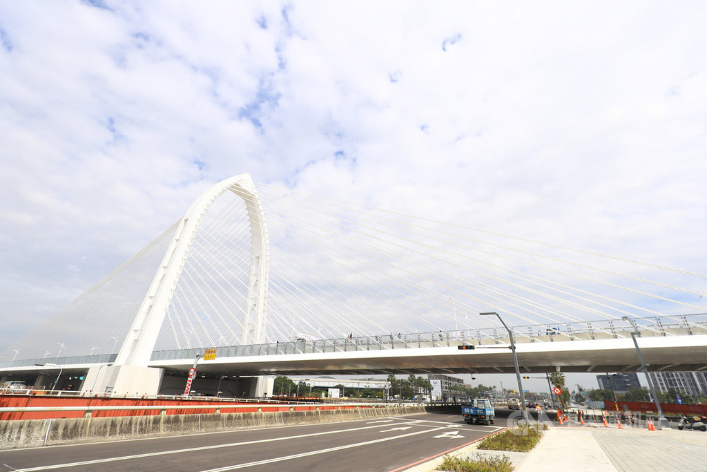台中市串聯中科與水湳的豎琴式斜張橋「科湳愛琴橋」22日正式通車,台中市長盧秀燕表示,完工通車後,可讓中科到水湳車程縮減15到20分鐘。(市府提供)中央社記者郝雪卿傳真 109年1月22日