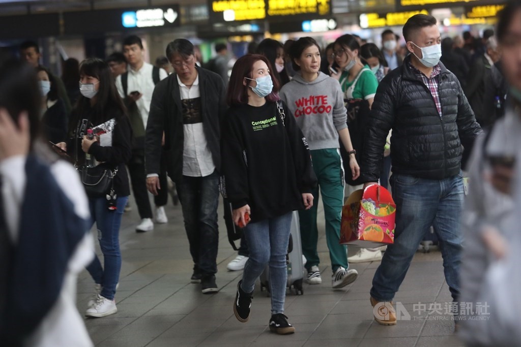 中國武漢華南海鮮市場從去年12月起爆發不明原因肺炎,病原體經判定後為一種新型冠狀病毒,台灣21日證實首例確診。民眾走在捷運連通到內並配戴口罩。中央社記者吳家昇攝 109年1月22日