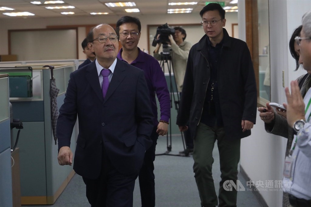 民進黨立法院黨團總召柯建銘(左)22日到民進黨中央黨部出席中常會。中央社記者吳家昇攝 109年1月22日